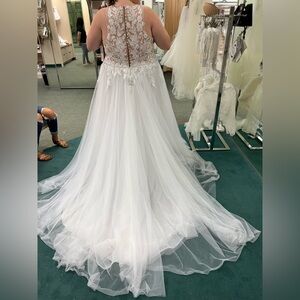 Elegant White Lace Wedding Dress